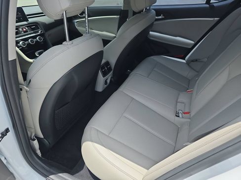 Used 2021 Genesis G70 2.0T RWD image 29