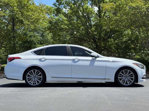 Used 2015 Hyundai Genesis 5.0 image 2