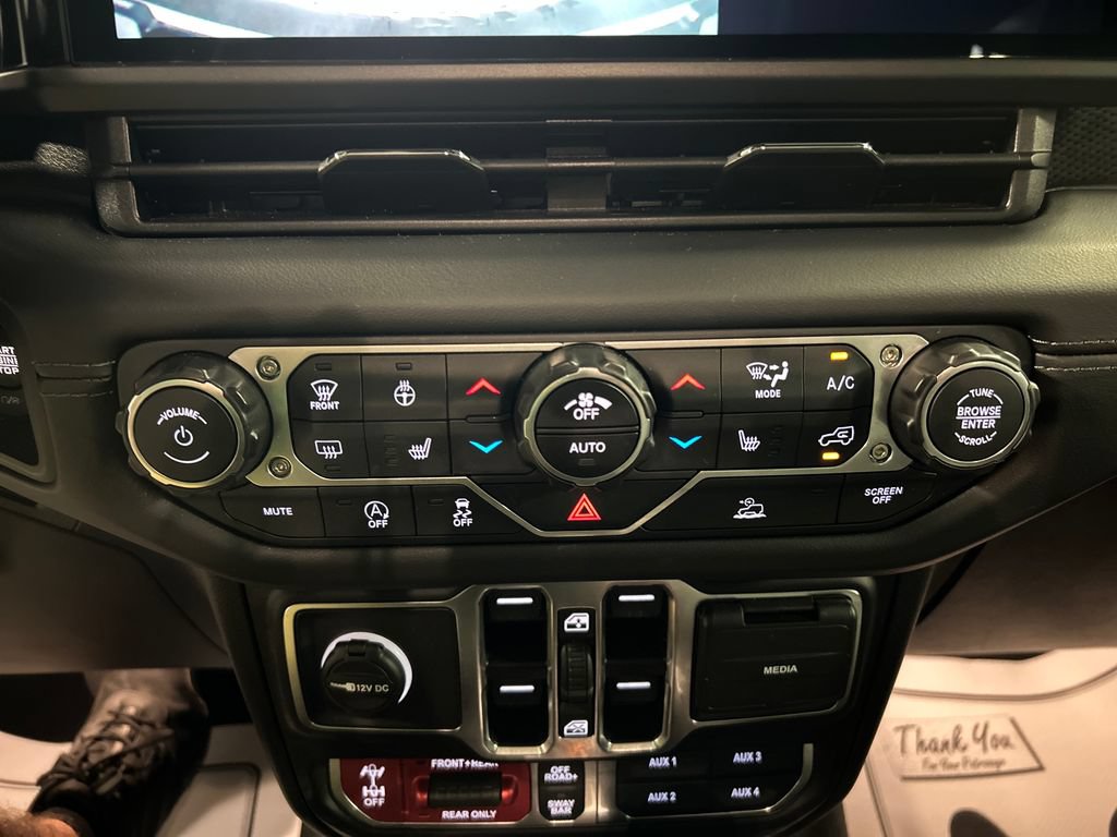 Used 2025 Jeep Wrangler Unlimited Rubicon w/ Convenience Group AWD/4WD image 19