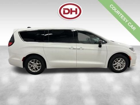 New 2026 Chrysler Pacifica Select FWD image 2