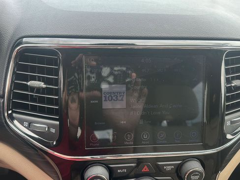 Used 2019 Jeep Grand Cherokee Laredo w/ 18" Wheel & 8.4" Radio Group image 15