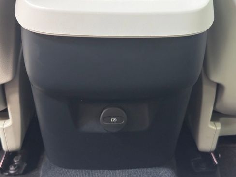 Used 2023 Volvo XC60 B5 Plus image 19