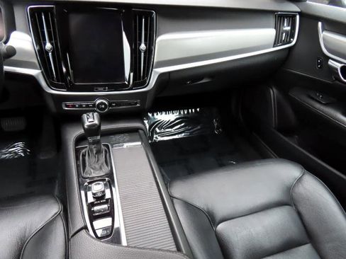 Used 2017 Volvo S90 T6 Momentum w/ Vision Package image 10