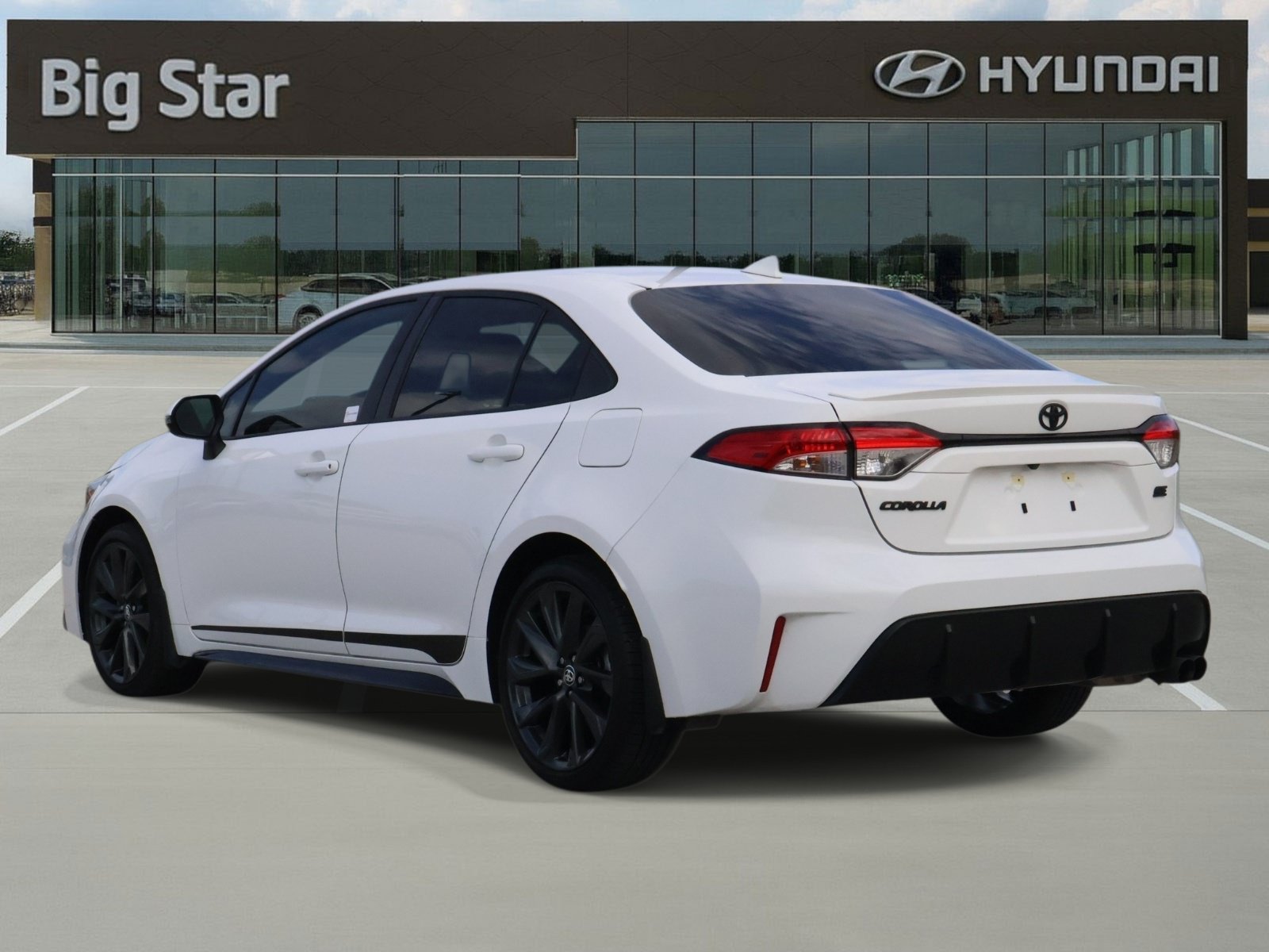 Used 2025 Toyota Corolla SE FWD image 3