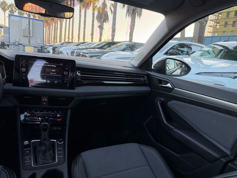 Used 2025 Volkswagen Jetta SE image 34