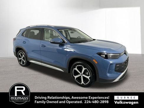 Used 2025 Volkswagen Tiguan SE image 3