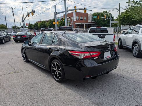 Used 2020 Toyota Camry SE FWD image 8