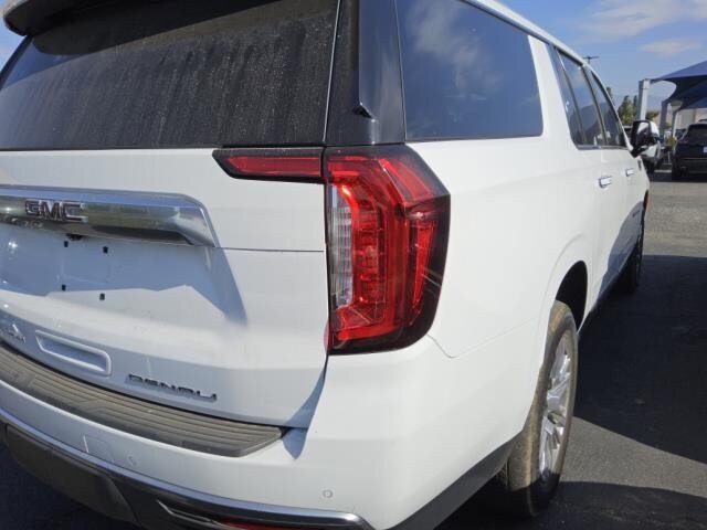 Used 2022 GMC Yukon XL Denali AWD/4WD image 4
