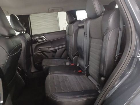 Used 2025 Mitsubishi Outlander SE FWD image 11
