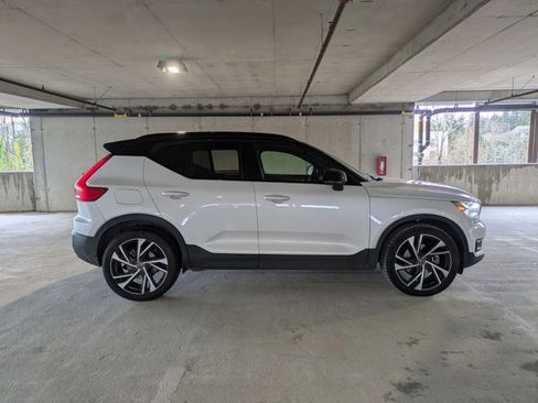 Used 2021 Volvo XC40 T5 R-Design image 4