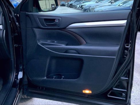 Used 2015 Toyota Highlander LE image 22