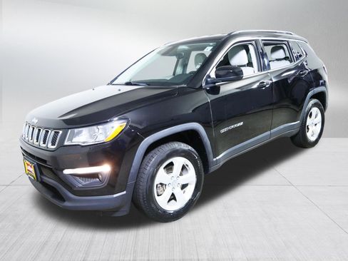 Used 2017 Jeep Compass Latitude w/ Cold Weather Group AWD/4WD image 3