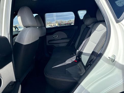 Used 2016 Kia Soul + image 12
