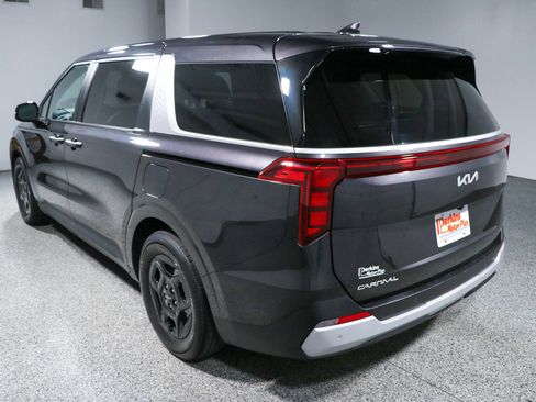 Used 2025 Kia Carnival FWD image 9