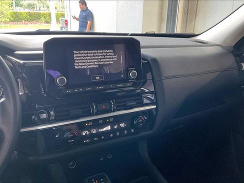 Used 2025 Nissan Pathfinder SV FWD image 10