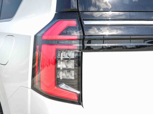 New 2026 Nissan Armada SL w/ Captain's Chari Seat Package RWD image 9
