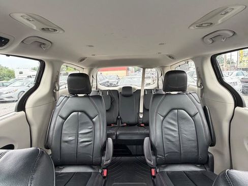 Used 2017 Chrysler Pacifica Touring-L FWD image 20
