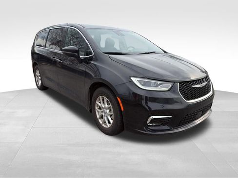 Used 2025 Chrysler Pacifica Select image 8
