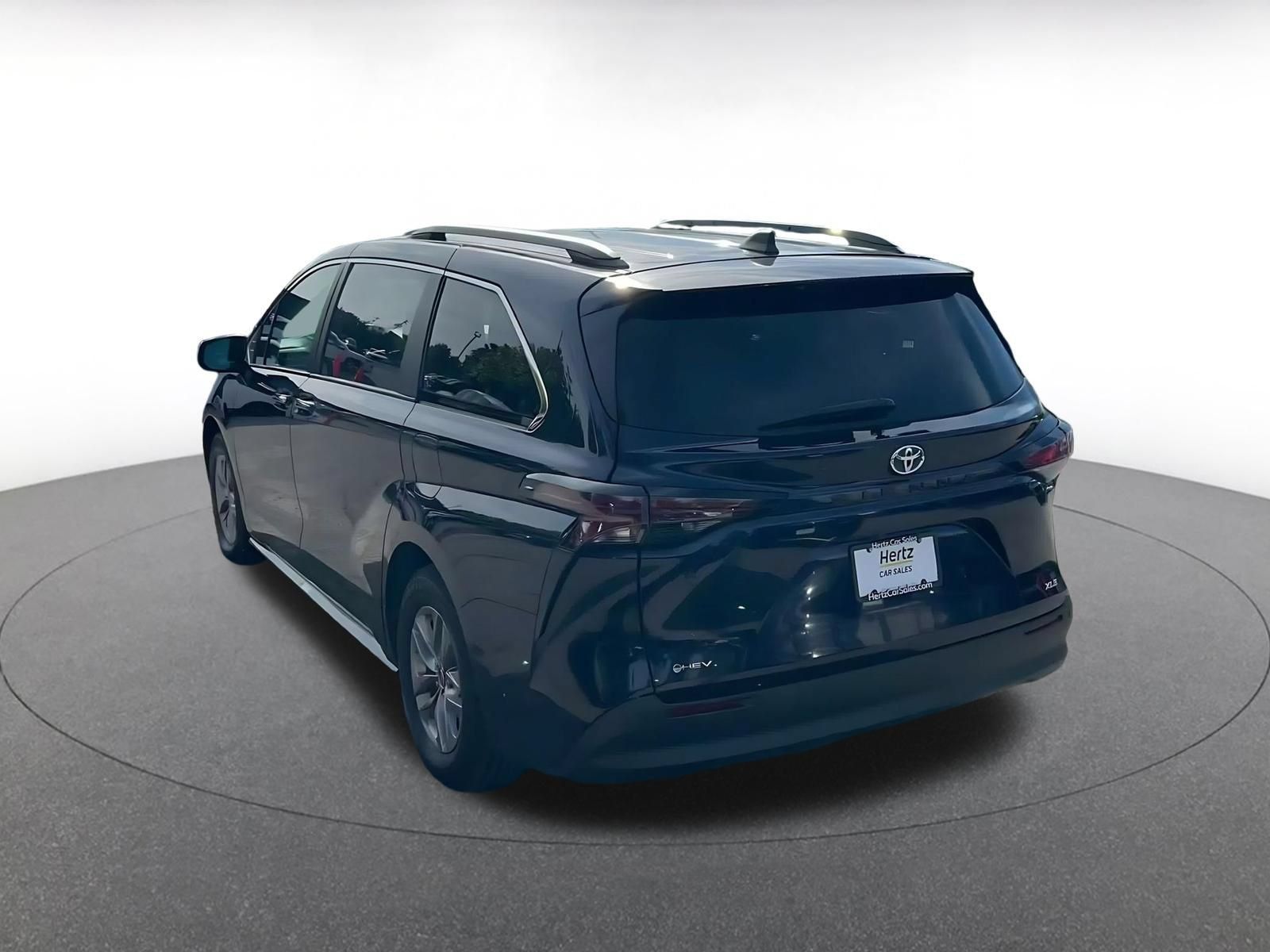 Used 2025 Toyota Sienna XLE FWD image 10