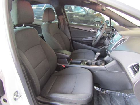 Used 2017 Chevrolet Cruze LT w/ Convenience Package FWD image 11
