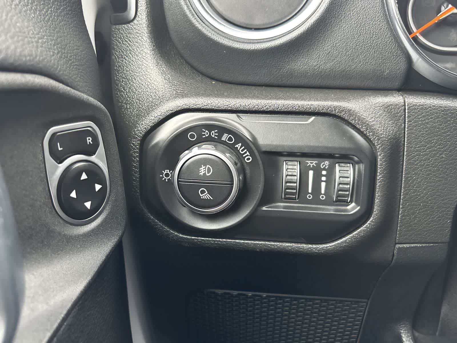 Certified 2020 Jeep Gladiator Overland AWD/4WD image 16