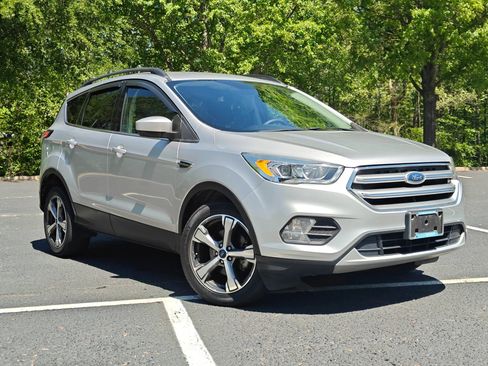 Used 2017 Ford Escape SE w/ Equipment Group 201A FWD image 2