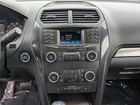 Used 2019 Ford Explorer XLT image 18