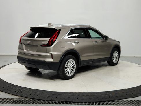 Used 2024 Cadillac XT4 Luxury w/ Cold Weather Package FWD image 10