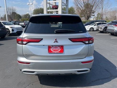 Used 2024 Mitsubishi Outlander SE Black Edition image 8