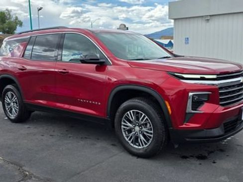 Used 2025 Chevrolet Traverse LT FWD image 3