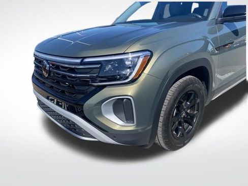 Used 2025 Volkswagen Atlas Peak Edition SE image 3