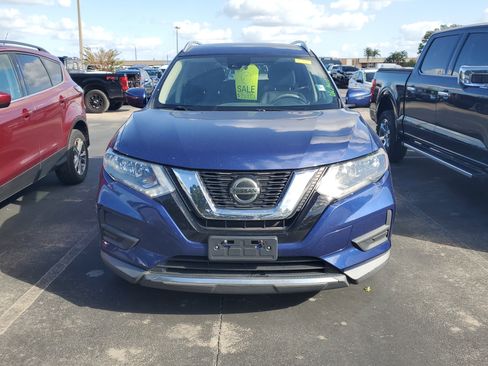 Used 2019 Nissan Rogue SV image 2