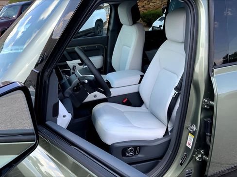 New 2025 Land Rover Defender 130 X-Dynamic SE image 9