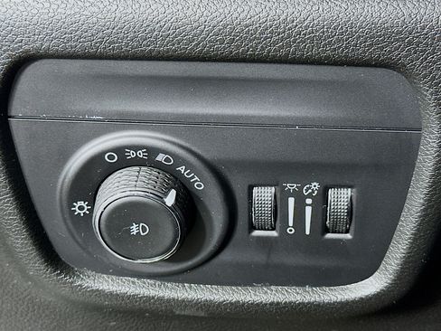 Used 2023 Jeep Grand Cherokee L Limited AWD/4WD image 17