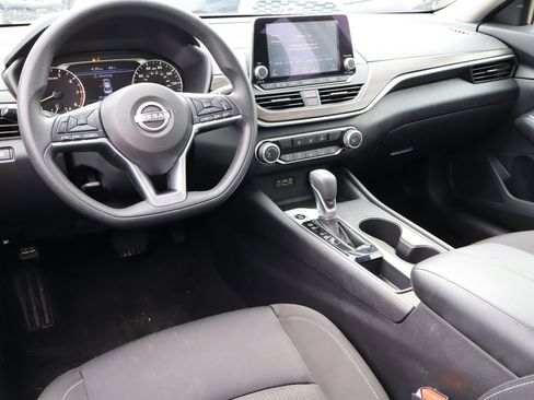 Used 2025 Nissan Altima 2.5 SV FWD image 4