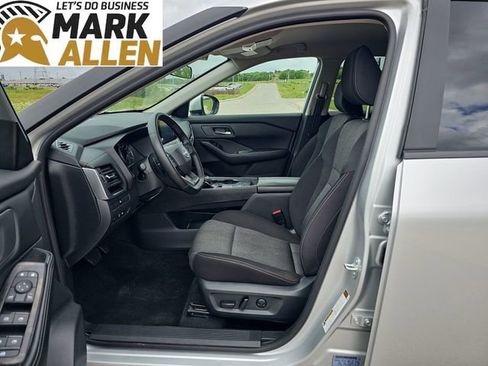 Used 2025 Nissan Rogue SV FWD image 18