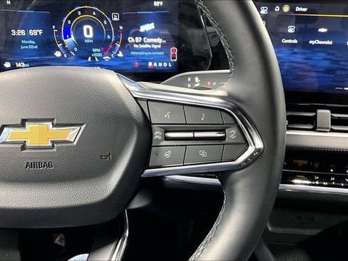 Used 2025 Chevrolet Equinox LT FWD image 12