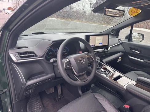 Used 2025 Toyota Sienna Platinum image 44