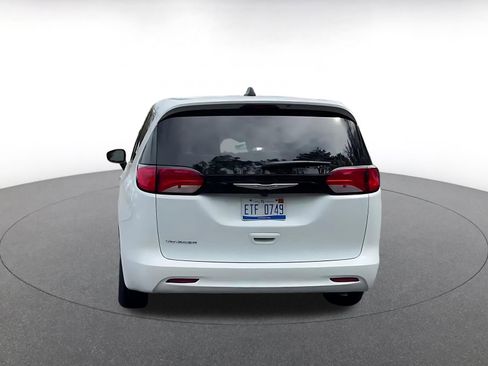 Used 2023 Chrysler Voyager LX image 12