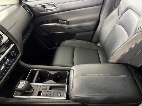 Used 2023 Nissan Pathfinder SL image 18