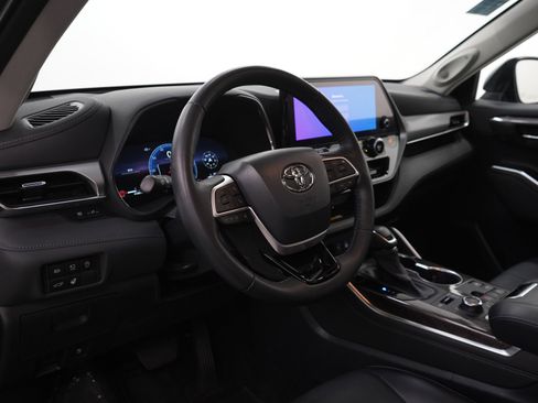 Used 2023 Toyota Highlander Platinum image 18