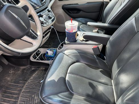 Used 2019 Chrysler Pacifica Limited FWD image 4