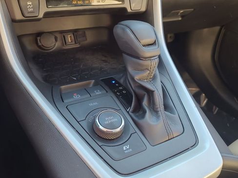 Used 2022 Toyota RAV4 XLE image 22