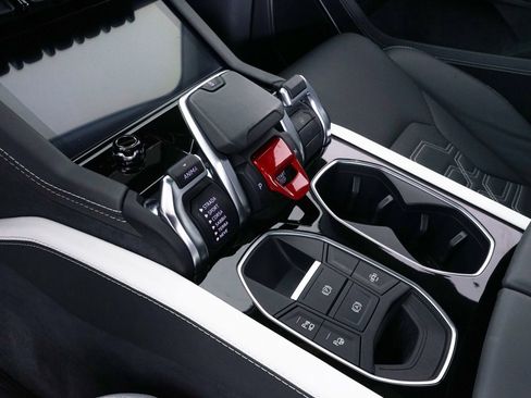 Used 2025 Lamborghini Urus SE AWD/4WD image 30