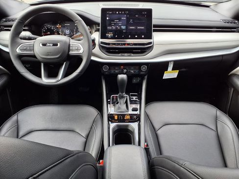 Certified 2025 Jeep Compass Limited image 9