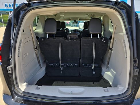 Used 2024 Chrysler Pacifica Limited FWD image 12