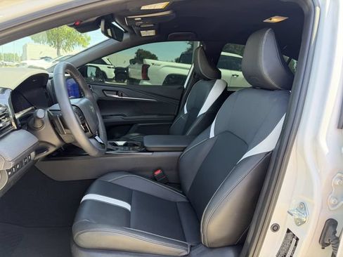 Used 2026 Toyota Camry Hybrid w/ Multimedia Upgrade Package FWD image 24