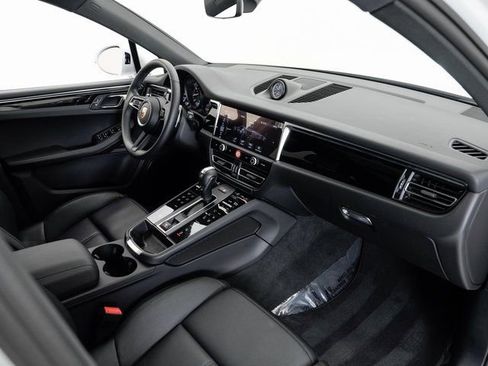 Certified 2025 Porsche Macan image 22