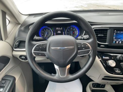 Used 2020 Chrysler Pacifica Touring image 11