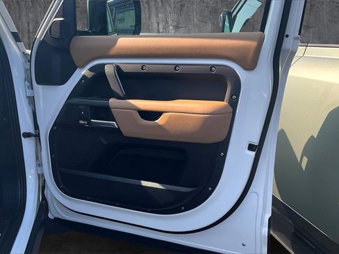 Used 2025 Land Rover Defender 110 V8 image 26